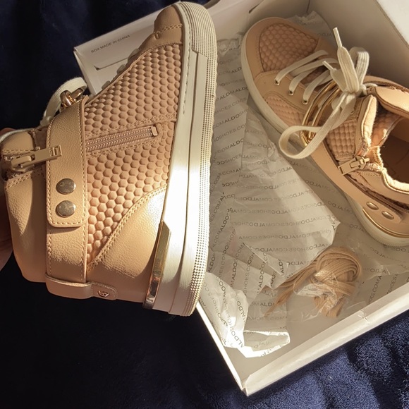 Also shoes - Picture 2 of 5